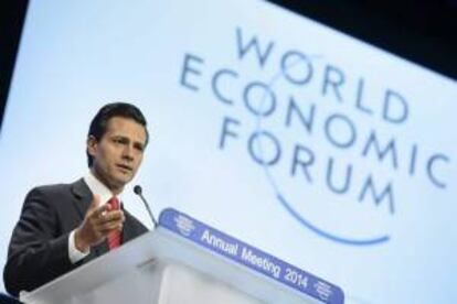 El presidente de México, Enrique Peña Nieto, interviene en un panel durante la segunda jornada del Foro Económico Mundial que se celebra en Davos (Suiza), hoy, jueves 23 de enero de 2014.