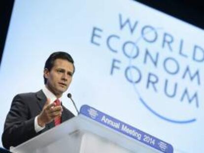 El presidente de México, Enrique Peña Nieto, interviene en un panel durante la segunda jornada del Foro Económico Mundial que se celebra en Davos (Suiza), hoy, jueves 23 de enero de 2014.
