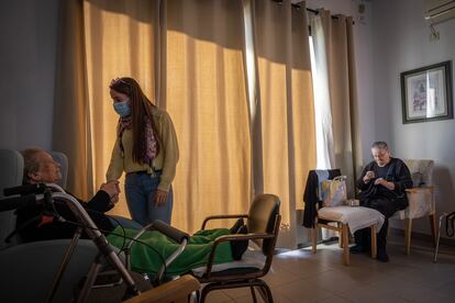 Constantina Rodríguez recibe la visita de la psicóloga mientras Petra Martín hace labores.