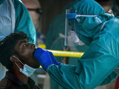 Un trabajador sanitario toma una muestra para hacer el test de coronavirus en Malasia.