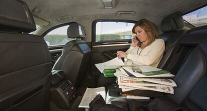 Susana Díaz se dirige al aeropuerto de Sevilla en su coche oficial en enero.