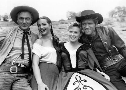 Burt Lancaster entreg en 1994 a su amiga Sarita Montiel el Golden Eagle, uno de los premios ms apreciados en Hollywood. Su amistad vena de largo. En la foto, Sara durante el rodaje de Vera Cruz, junto a Gary Cooper, Denise Darcel y Lancaster.