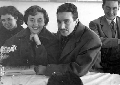 Antoni Gutiérrez amb l'Elena, als anys universitaris, el curs 1948-49.