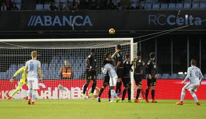 Primer gol del Celta, obra de Iago Aspas al ejecutar un libre directo.