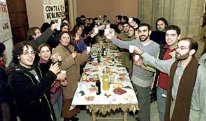 Los jóvenes acampados en contra de la LOU brindan antes de la cena de Nochebuena.