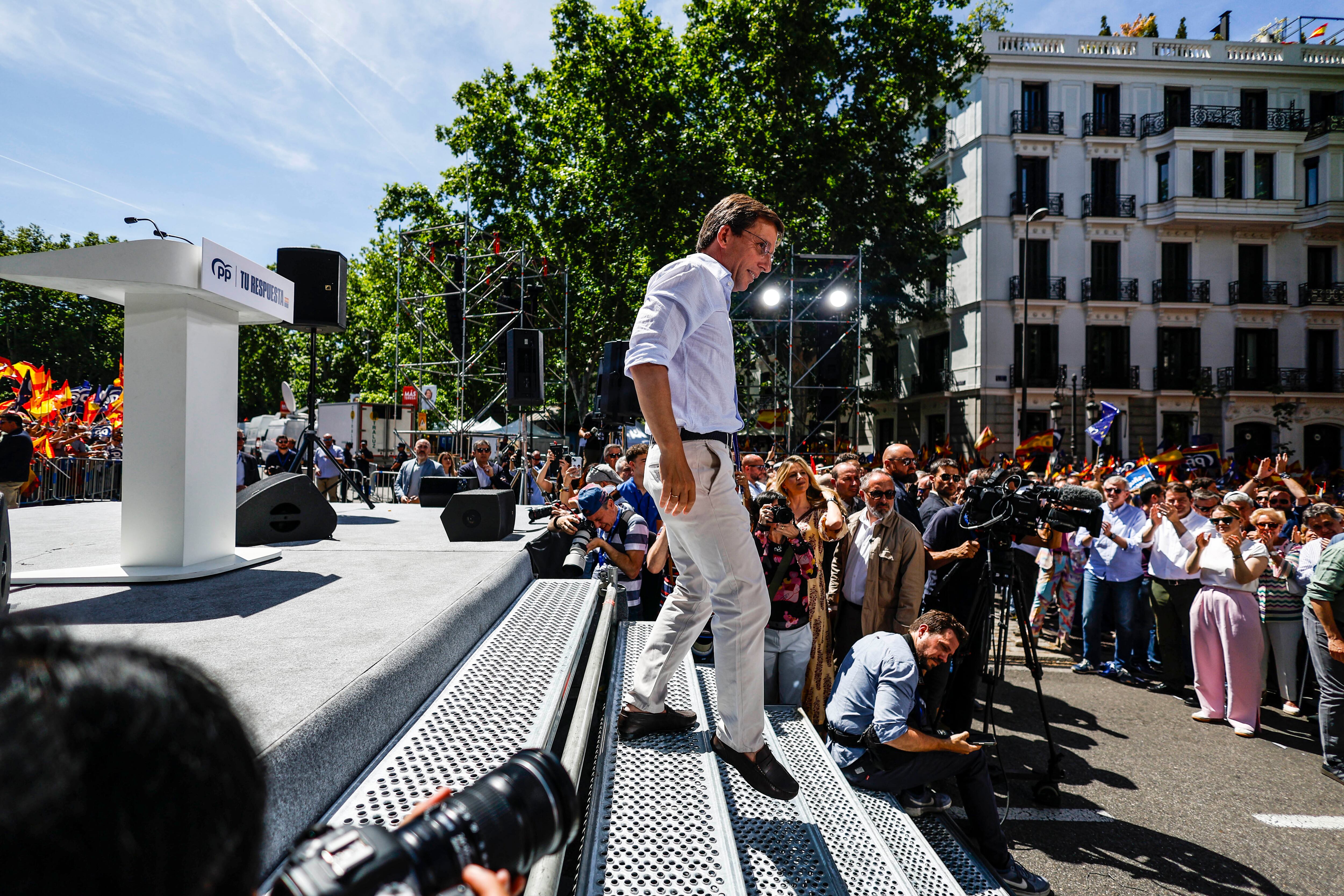 El alcalde de Madrid, José Luis Martínez-Almedia, abandona el escenario tras su intervención. 