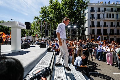 El alcalde de Madrid, José Luis Martínez-Almedia, abandona el escenario tras su intervención.