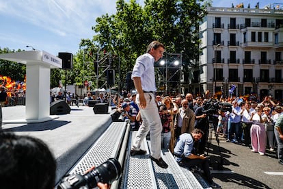 El alcalde de Madrid, José Luis Martínez-Almedia, abandona el escenario tras su intervención. 