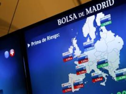 Monitor en la bolsa de Madrid que muestra, entre otras, la prima de riesgo de España. EFE/Archivo