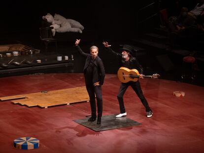 El bailaor y coreógrafo, Israel Galván durante su espectáculo en el Teatro central de Sevilla.