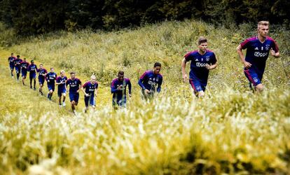 Los jugadores del Ajax Amsterdam participan en la primera sesión de entrenamiento de la temporada en Amsterdam (Holanda).