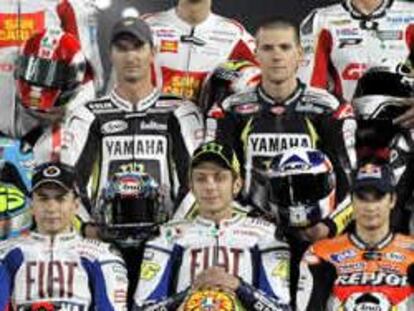 Los pilotos de la categoría Moto GP posan antes del inicio del Mundial de Moto GP 2010