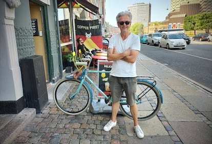 Mikael Colville-Andersen, creador de Copenhagenize, en la capital danesa junto a su bicicleta. 