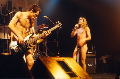 Flea y Anthony Kiedis tocando desnudos, exceptuando unos calcetines estratégicamente colocados, en 1985