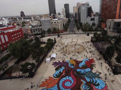 Como parte de las actividades del Festival de Flores y Jardines de la Ciudad de México, artesanos de Tlaxcala y Puebla elaboraron un tapete monumental con miles de macetas con flores y hojas de maíz en la plancha del majestuoso Monumento a la Revolución, uno de los más emblemáticos de la capital de México.