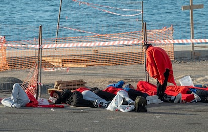 El Consorcio de Seguridad y Emergencias de Lanzarote ha vuelto a instalar un campamento provisional en la explanada de Puerto Naos, en Arrecife. La llegada de unas 200 personas en cinco embarcaciones durante la noche de ayer y la madrugada de este viernes han hecho que el Centro de Atención Temporal de Extranjeros de Arrecife (CATE) esté completo.