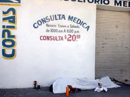 Colonia Coapa, delegación Coyoacan.  Una persona, que aparentemente vivía en la calle, murió durante la madrugada en la puerta de un consultorio particular.