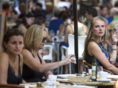 Turistas en una terraza en Valencia.