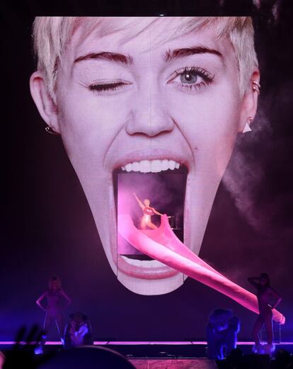 Ante los fotógrafos, como saludo a sus fans y como gesto característico, Miley Cyrus saca la lengua. Esta fue su particular forma de dar la bienvenida a los asistentes a los conciertos de su 'tour Bangerz'. En la imagen, durante una actuación en Londres en mayo de 2014.