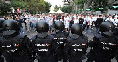 Polícia controla a torcida do Legia.