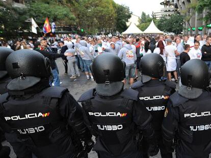 Polícia controla a torcida do Legia.