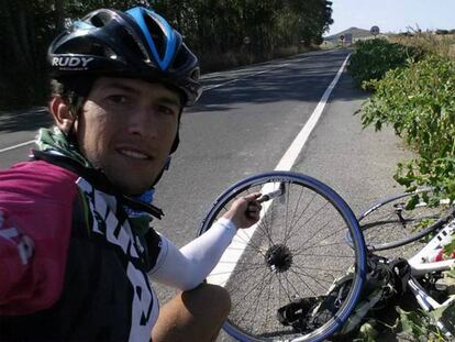 Manuel Merillas en un descanso junto a su bicicleta durante el recorrido del Camino de Santiago.