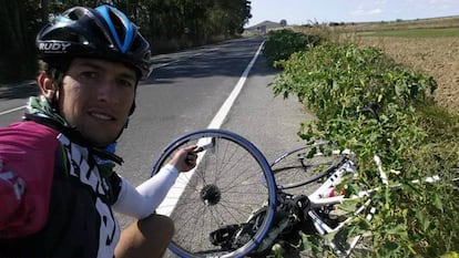 Manuel Merillas en un descanso junto a su bicicleta durante el recorrido del Camino de Santiago.