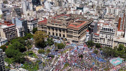 La marcha ha aunado a las principales centrales obreras del país, la Confederación General del Trabajo (CGT) y la Central de Trabajadores de la Argentina (CTA), además de organizaciones sociales, políticas y de derechos humanos ante la sede del Poder Judicial y la Suprema Corte de Justicia de Argentina.