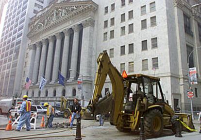 Trabajadores frente a la Bolsa de Nueva York culminan sus tareas para facilitar el acceso, el sábado pasado.
