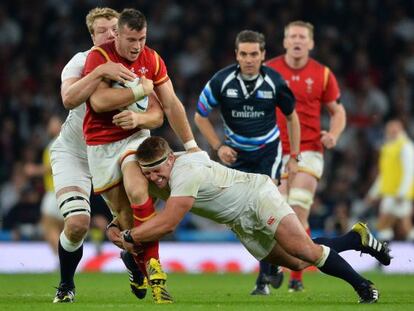 El gal&eacute;s Davies, placado durante el Inglaterra-Gales