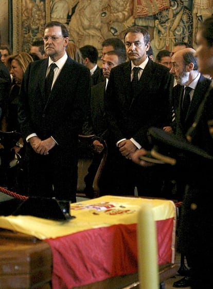 Zapatero, Rajoy y Rubalcaba han visitado durante 45 minutos la capilla ardiente en el Palacio de la Almudaina.