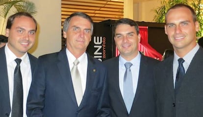 O presidente Jair Bolsonaro ao lado dos filhos Carlos, Eduardo e Flávio em foto divulgada no Facebook de Carlos Bolsonaro