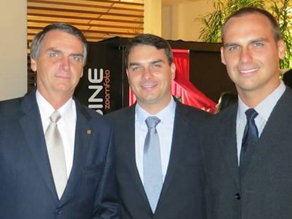 O presidente Jair Bolsonaro ao lado dos filhos Carlos, Eduardo e Flávio em foto divulgada no Facebook de Carlos Bolsonaro