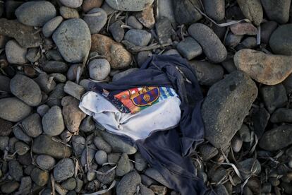 Restos uma jaqueta com o escudo do Barcelona em uma praia da ilha grega de Lesbos, onde chegam milhares de refugiados que cruzam o mar Egeu em botes vindos da Turquia.