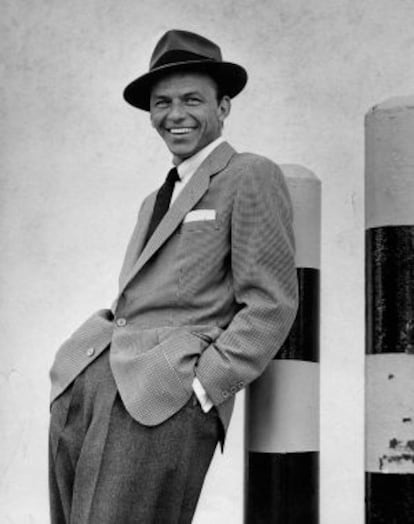 Tota la seducció de Frank Sinatra, en una fotografia feta a Los Angeles el 1954.