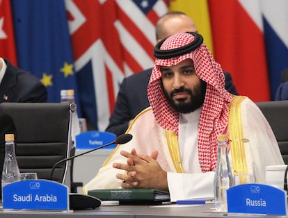 Fotografía de archivo de noviembre de 2018 que muestra al príncipe heredero de Arabia Saudí, Mohamed bin Salmán, mientras participa en la plenaria de la Cumbre del G20, en el centro de convenciones Costa Salguero de Buenos Aires (Argentina).