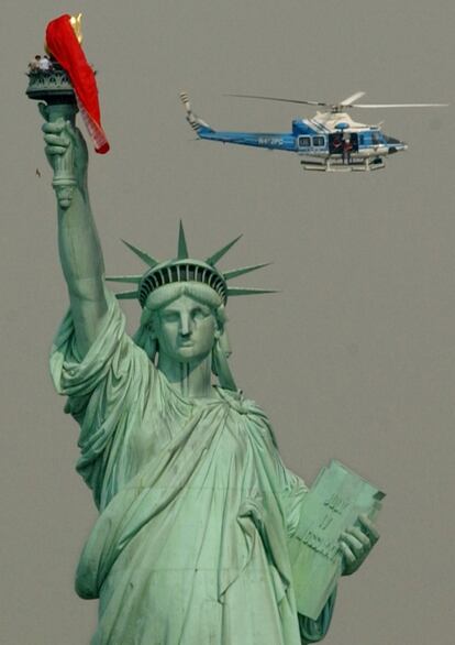 2001: El francés Terry Do intenta aterrizar con su parapente en la antorcha de la estatua. Finalmente se quedó colgado de ella durante un tiempo, antes de ser rescatado. El vuelo de Do fue solo una de las numerosas protestas o acción espectaculares que tuvieron como escenario la estatua de la Libertad.