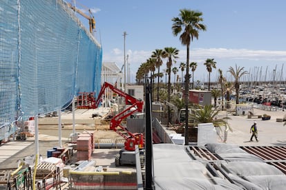 Obras en el Puerto Olímpico. A la izquierda, los nuevos espacios para restaurantes. Al fondo, el Dique de Abrigo, que abrirá como mirador.