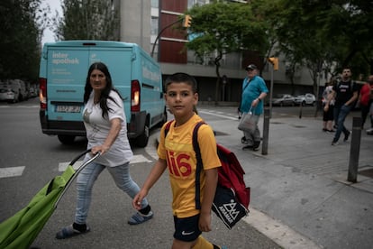 José Porto, nieto del fundador del CF Tramontana Toni Porto, se dirige al campo de fútbol de La Mina para entrenar. 