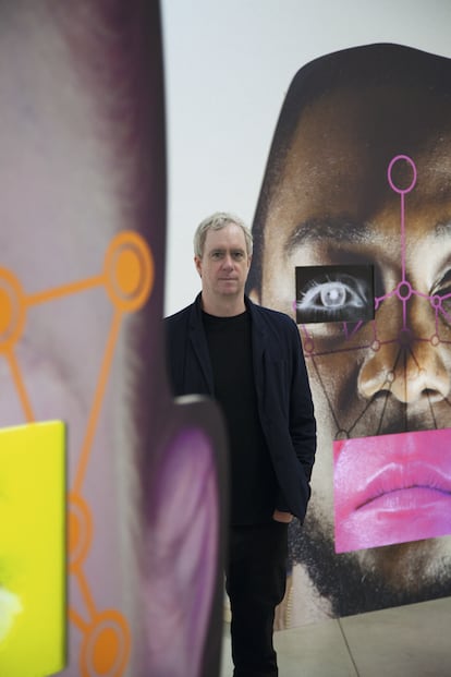 Tony Oursler retratado para ICON junto a sus obras en Londres en 2015.