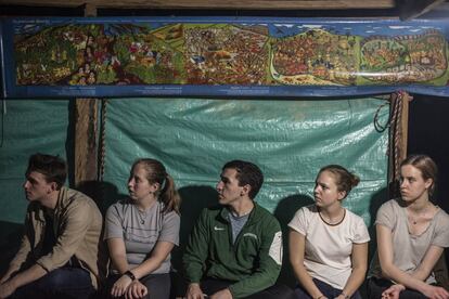 Los visitantes pueden hacer todo tipo de preguntas sobre la vida en la guerrilla, o los detalles del proceso de paz.