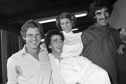 Los actores protagonistas de 'La Guerra de las Galaxias' (1977) se toman un descanso durante el rodaje de la segunda película de la trilogía original, el 5 de octubre de 1978.
