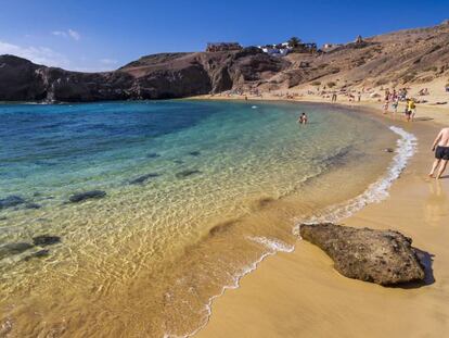 La playa del Papagayo es el principal aliciente del espacio natural protegido de Los Ajaches, en el sur de Lanzarote.