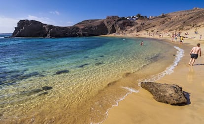 La playa del Papagayo es el principal aliciente del espacio natural protegido de Los Ajaches, en el sur de Lanzarote.