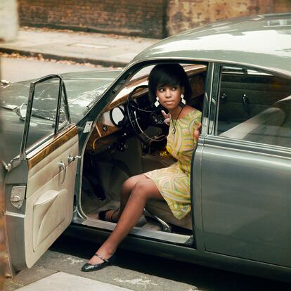 Erlin Ibreck, saliendo de un Jaguar en Kirlburn, Londres, 1966.