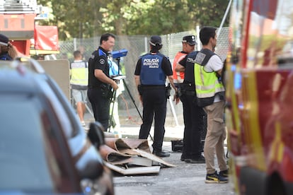 Equipos de emergencias trabajan en el bar donde se ha producido la explosión, este sábado.