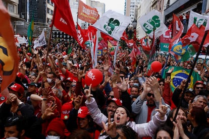 Algunos atisbos de verde e incluso una bandera brasileña se asoman, pero en el evento de campaña de Lula en Curitiba, el color dominante es el rojo; y se observa también otro símbolo: la estrella.