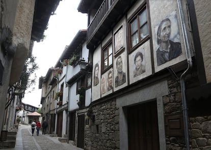 El fotógrafo, Alejandro Martín, era un aviador del Ejército que años después se convirtió en el primer alcalde de la democracia de la localidad. Aquel día de 1967, colocó su cámara frente a una sábana blanca en la bodega de sus padres para que los vecinos fueran pasando para ser fotografiados.