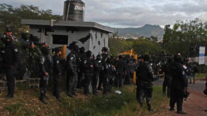 Un grupo de la policía especial hondureña COBRA, protesta ante sus superiores tras convocar una huelga.