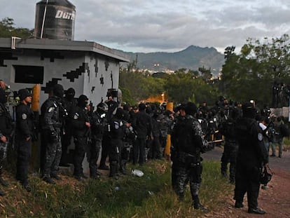 Un grupo de la policía especial hondureña COBRA, protesta ante sus superiores tras convocar una huelga.